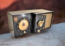 Charger l&#39;image dans la galerie, Mamba Black Avant Garde 1954 Emerson Model 788 Series B Vacuum Tube AM Alarm Clock Radio Rare! Excellent Condition! Sounds Great!