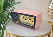 Charger l&#39;image dans la galerie, Priscilla Pink Mid Century Vintage 1958 Zenith A519V AM Vacuum Tube Clock Radio Works Great! Excellent Condition!