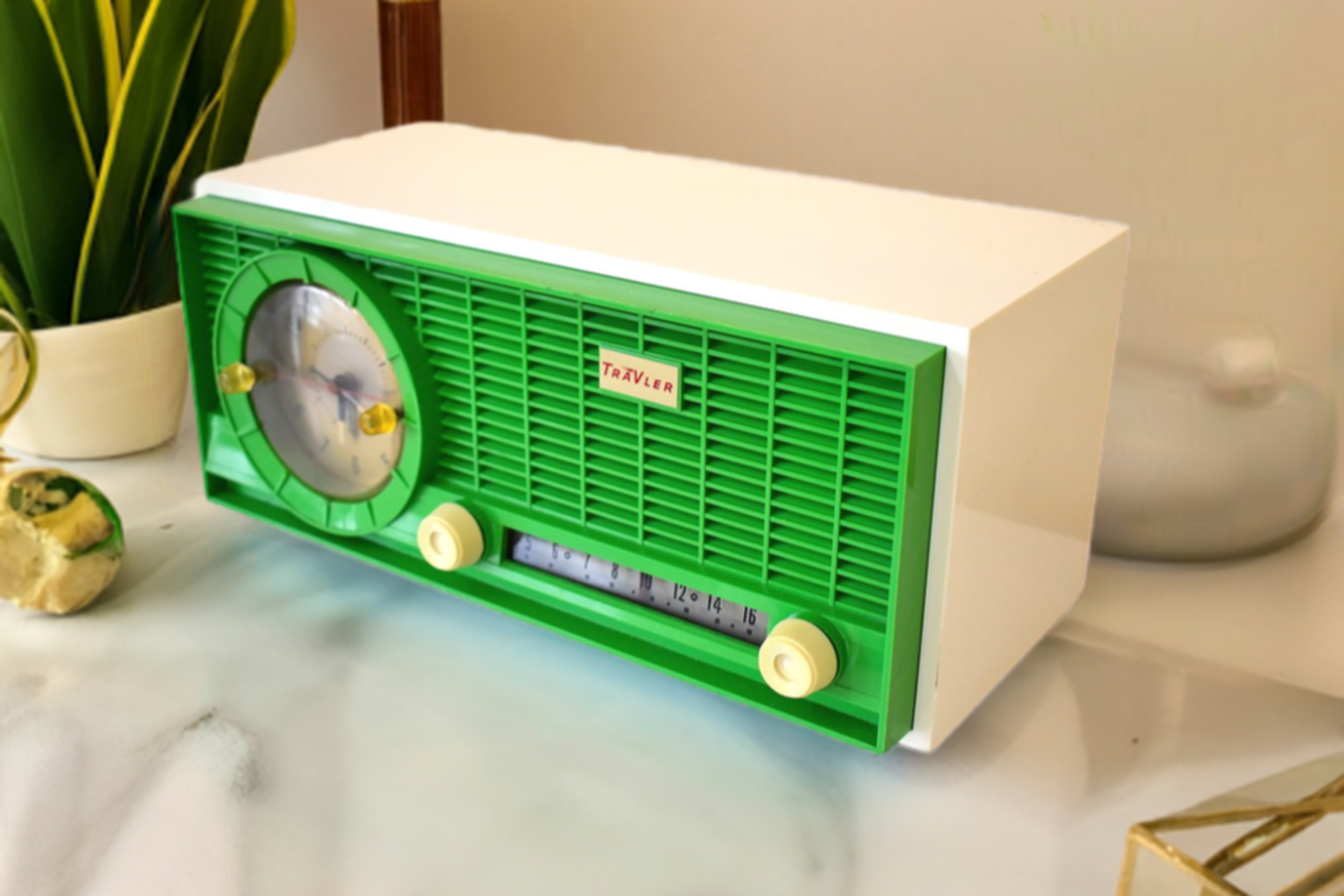 Verde Mantis 1957 Travler Model 56C221 AM Vacuum Tube Alarm Clock