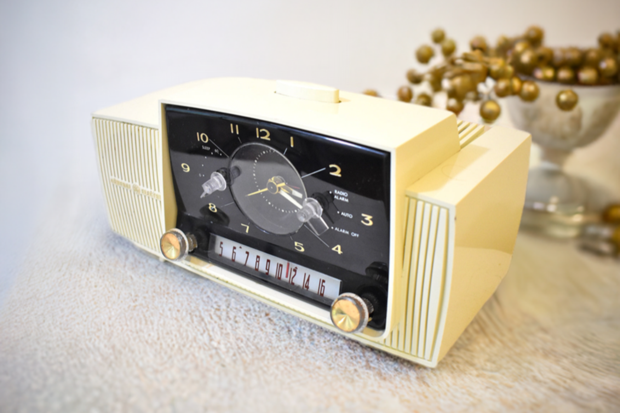 Alpine White 1959 General Electric Model 913D Vacuum Tube AM Clock Radio Excellent Shape! Sounds Fantastic!