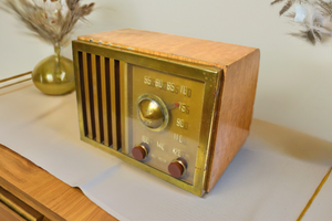 Tiger Stripe Maple Wood Grain Finished 1948 RCA Victor Model 75X15 AM Brown Bakelite Vacuum Tube Radio