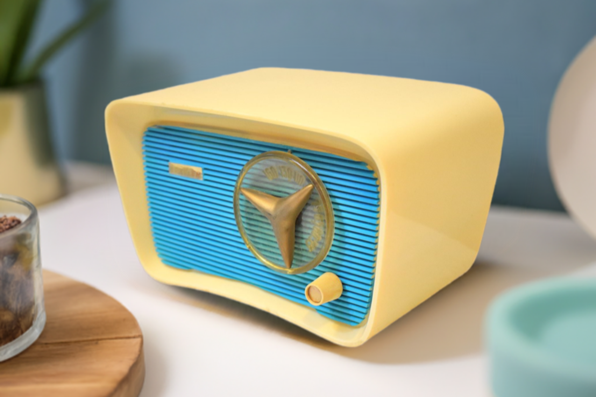 Turquoise and White 1959 Travler Model T-204 AM Vacuum Tube Radio