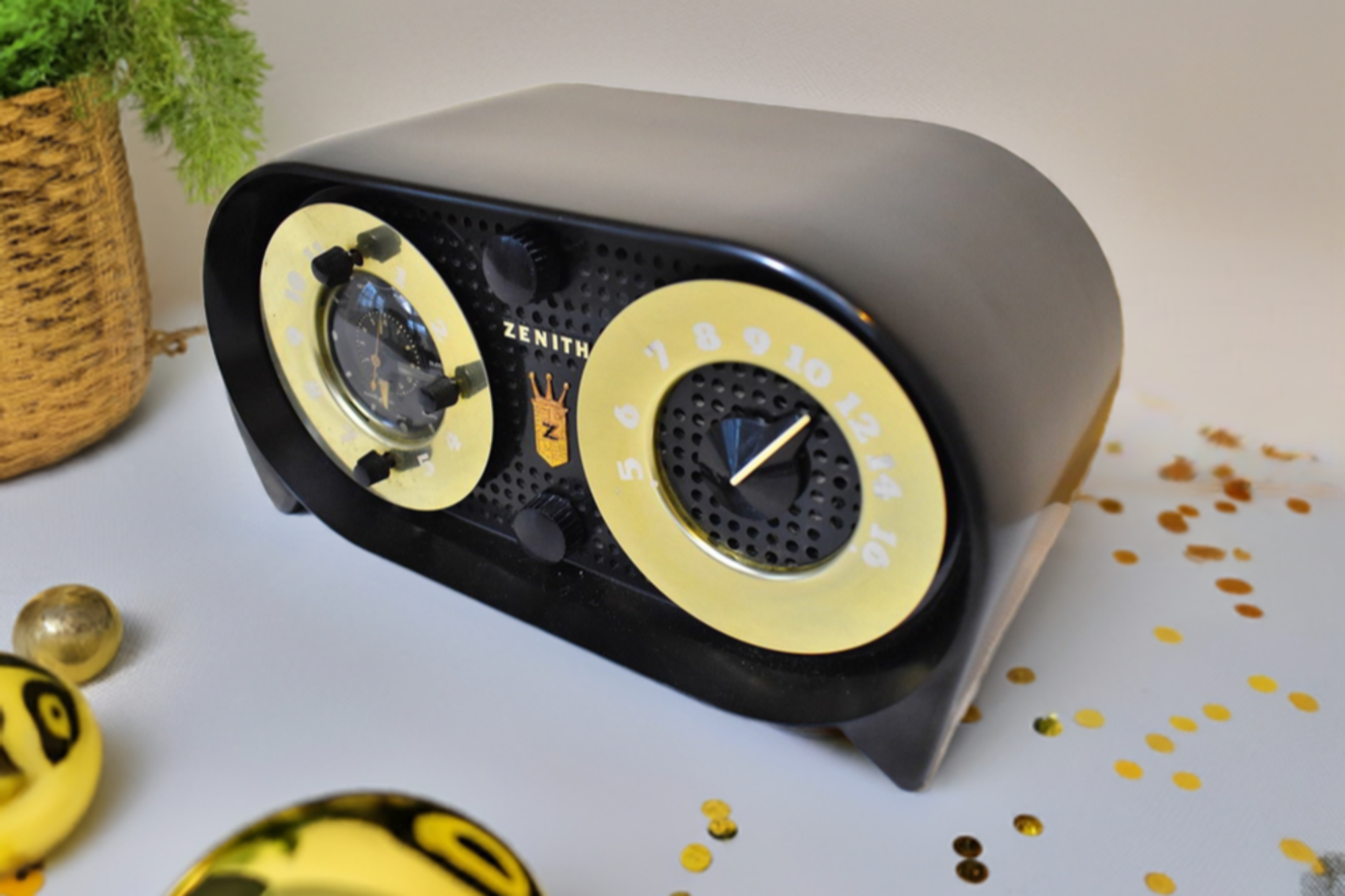 Mamba Black Owl Eyes Bakelite 1950 Zenith Model G516 AM Vacuum Tube Radio Excellent Condition!