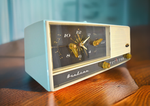 Charger l&#39;image dans la galerie, Sky Blue Turquoise Mid Century Vintage 1959 Wards Airline Unknown Model AM Vacuum Tube Alarm Clock Radio Works Great! Excellent Plus Condition!