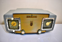 Charger l&#39;image dans la galerie, Gull Gray 1953 Zenith Model K622 Vacuum Tube Radio Alarm Clock Looks and Sounds Great! Excellent Condition!
