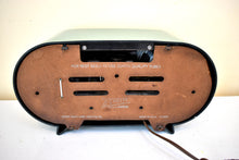 Charger l&#39;image dans la galerie, Spruce Green Racetrack Bakelite 1951 Zenith Consol-Tone Model H511F Vacuum Tube Radio Sounds Great!