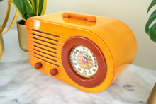 Charger l'image dans la galerie, Butterscotch Gold Red Catalin 1946 FADA Model 1000 Vacuum Tube AM Radio Works Great! Excellent Condition!