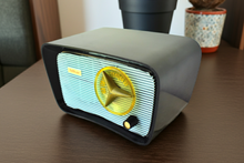 画像をギャラリービューアに読み込む, Black Turquoise 1959 Travler Model T-204 AM Vacuum Tube Radio Cute As A Button!