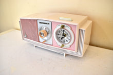 Charger l&#39;image dans la galerie, Priscilla Pink Mid-Century 1963 Motorola Model C19P23 Vacuum Tube AM Clock Radio Rare Color Combo!