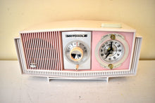 Charger l&#39;image dans la galerie, Priscilla Pink Mid-Century 1963 Motorola Model C19P23 Vacuum Tube AM Clock Radio Rare Color Combo!