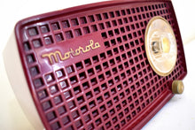 画像をギャラリービューアに読み込む, マゼンタレッド 1959 Motorola モデル 59R1 真空管 AM ラジオ 素晴らしい状態と素晴らしいサウンド!