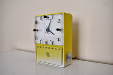 Charger l&#39;image dans la galerie, Sunfire Yellow 1951-1952 Motorola Model 52CW1 AM Vacuum Tube Clock Radio Rare Color Sounds Great!