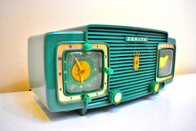 Charger l&#39;image dans la galerie, Leaf Green 1952 Zenith Model L520F Vacuum Tube Radio Alarm Clock Excellent Plus Condition Sounds Awesome!