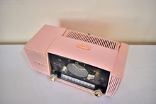 Charger l&#39;image dans la galerie, Princess Pink Mid Century 1959 General Electric Model 914D Vacuum Tube AM Clock Radio Popular Model! Excellent Plus Condition!