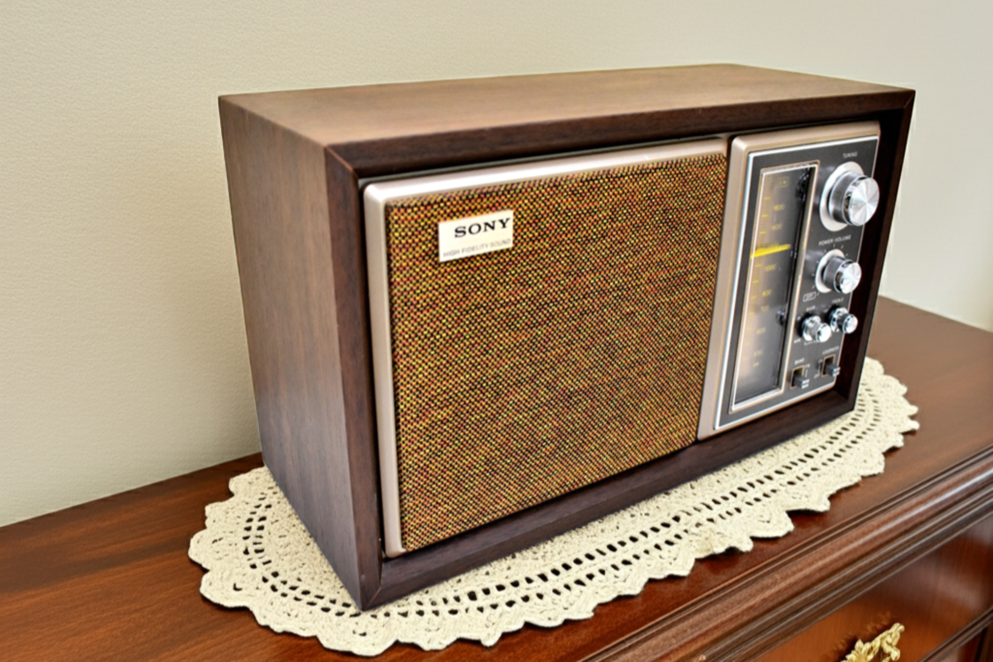 1975-1977 Sony Model ICF-9550W AM/FM Solid State Transistor Radio Sounds Great!