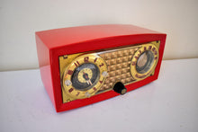 Charger l&#39;image dans la galerie, Lantern Red 1954 Truetone D2419-A Vacuum Tube AM Alarm Clock Radio Sounds Great! Looks Fantastic!