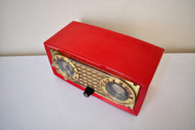 Charger l&#39;image dans la galerie, Lantern Red 1954 Truetone D2419-A Vacuum Tube AM Alarm Clock Radio Sounds Great! Looks Fantastic!