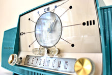 Charger l&#39;image dans la galerie, Seafoam Green Mid Century 1959 General Electric Model 913D Vacuum Tube AM Clock Radio