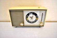 Charger l&#39;image dans la galerie, Olive and Ivory 1964 Silvertone Model 4036 Vacuum Tube AM Clock Radio Excellent Condition and Great Sounding!