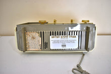 Charger l&#39;image dans la galerie, Olive and Ivory 1964 Silvertone Model 4036 Vacuum Tube AM Clock Radio Excellent Condition and Great Sounding!