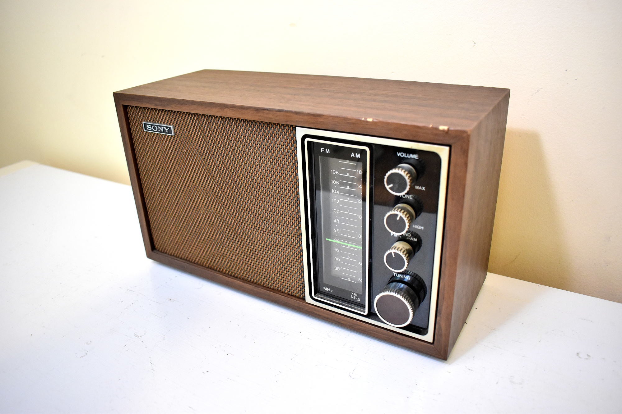 ソニーだけ！ 1975 ～ 1977 年 Sony モデル TFM-9440W AM/FM ソリッドステート トランジスタ  ラジオのサウンドは素晴らしいです。