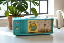 Charger l'image dans la galerie, Aquamarine Turquoise 1957 Motorola Model 56CD Vacuum Tube AM Clock Radio Rare Beautiful Color Sounds Fantastic!
