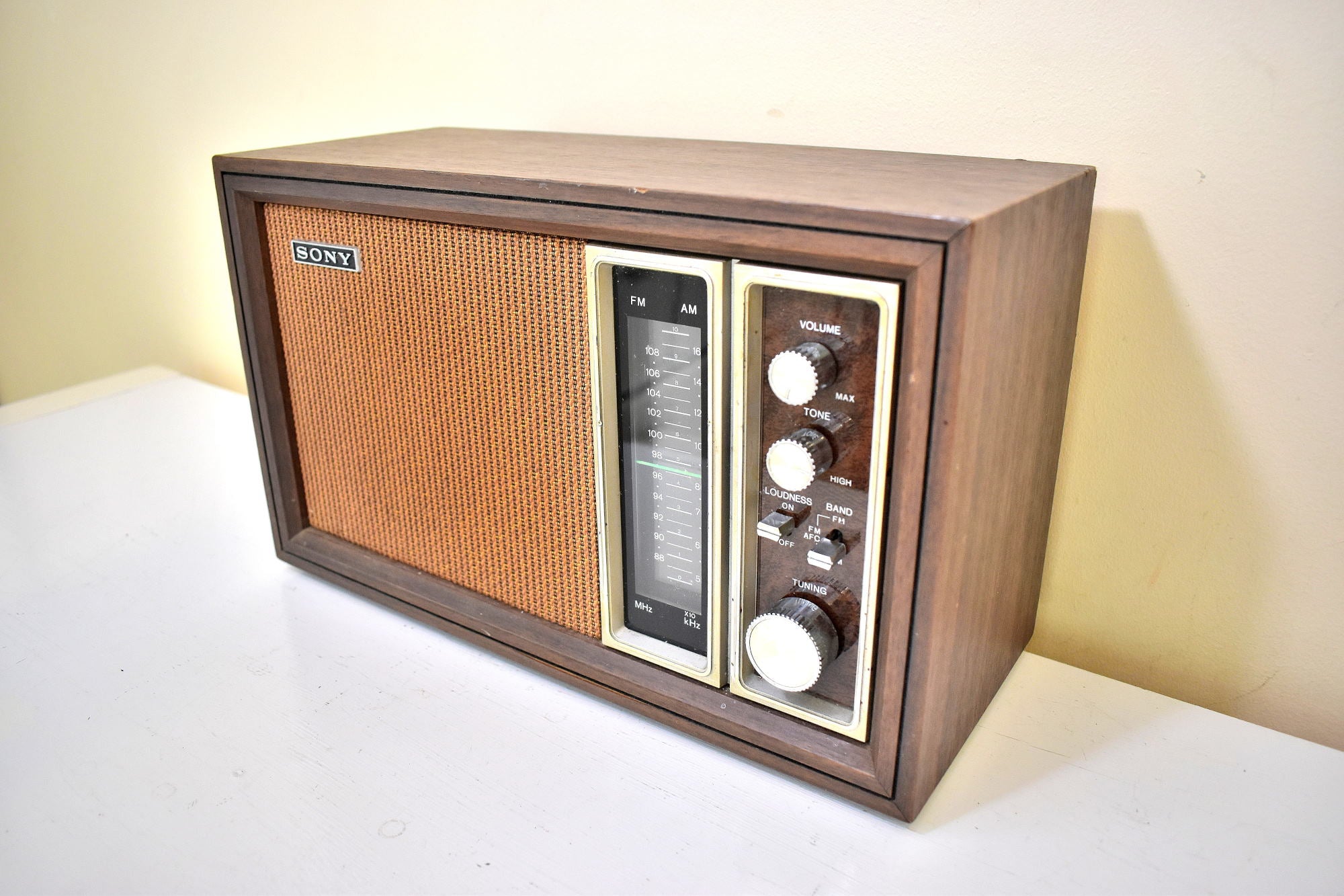 ソニーだけ！ 1975 ～ 1977 年 Sony モデル TFM-9440W AM/FM ソリッドステート トランジスタ ラジオのサウンドは素晴らしいです。  – Retro Radio Farm