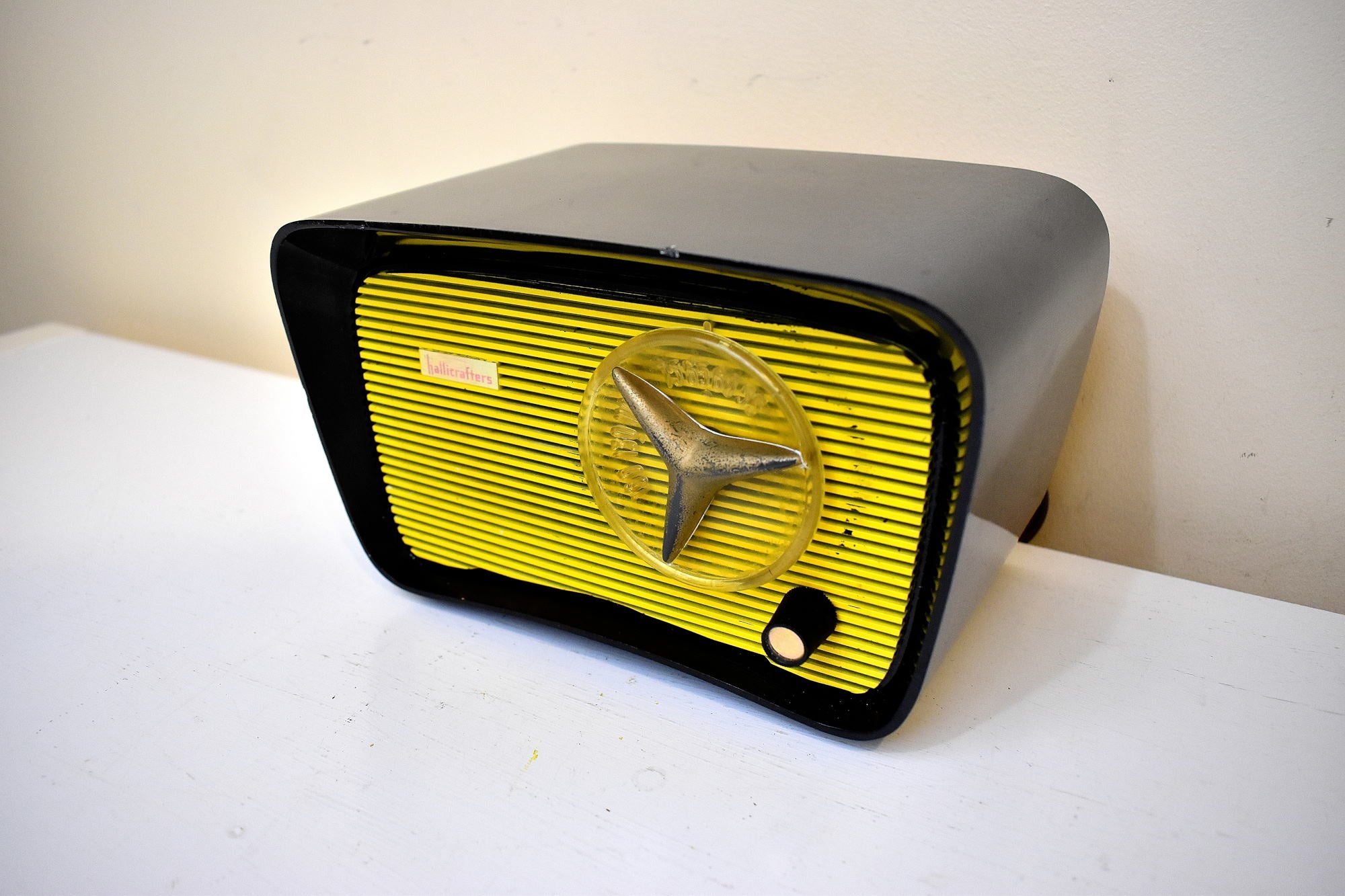 バンブルビー イエローとブラック 1959 ハリクラフターズ モデル HT203 真空管 AM ラジオのサウンドは素晴らしいです。とてもかわいい！