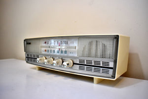 Buttercream Ivory 1961 Rincan Tempest Model 707 AM FM Radio Beauty and Sounds Great! Excellent Plus Condition!