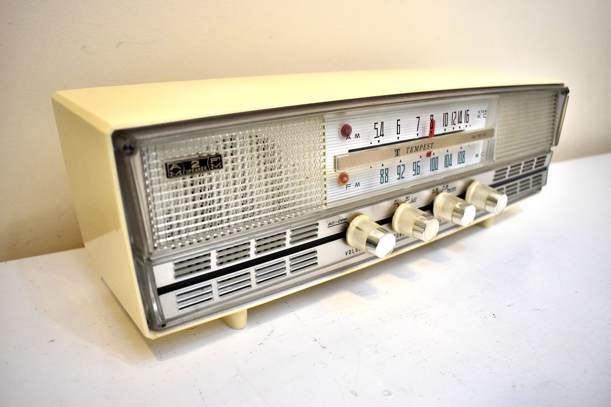 Buttercream Ivory 1961 Rincan Tempest Model 707 AM FM Radio Beauty and Sounds Great! Excellent Plus Condition!