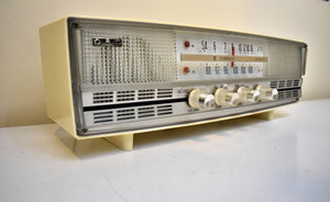 Buttercream Ivory 1961 Rincan Tempest Model 707 AM FM Radio Beauty and Sounds Great! Excellent Plus Condition!