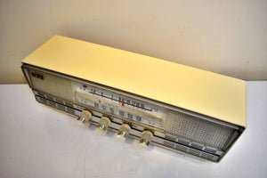 Buttercream Ivory 1961 Rincan Tempest Model 707 AM FM Radio Beauty and Sounds Great! Excellent Plus Condition!