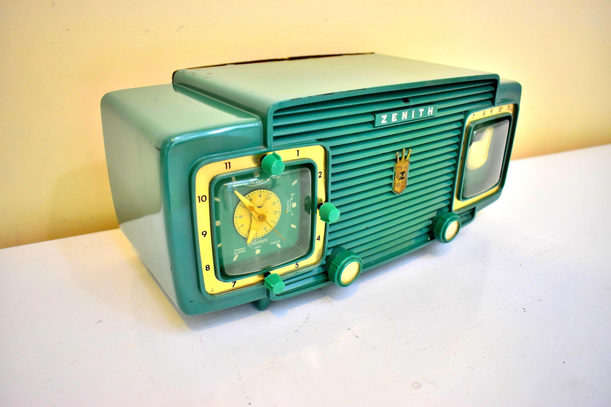 Safari Green 1953 Zenith Model L520F Vacuum Tube Radio Looks and Sounds Great! Excellent Condition!