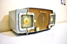 Charger l&#39;image dans la galerie, Gull Gray 1953 Zenith Model K622 Vacuum Tube Radio Alarm Clock Looks and Sounds Great! Excellent Condition!