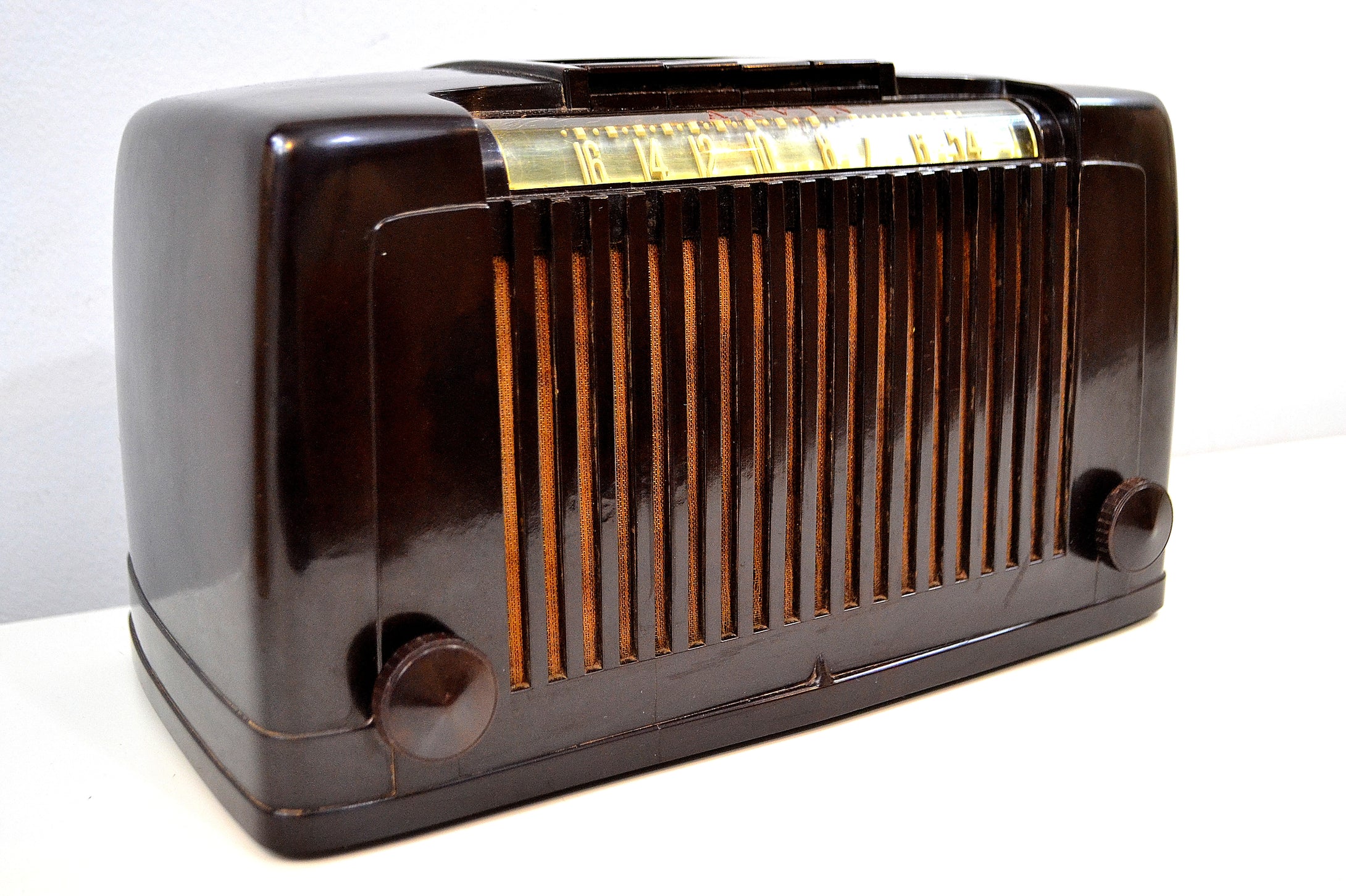 SOLD! - Jan 17, 2020 - Saddle Brown Bakelite Art Deco 1946 Arvin Model 555 AM Antique Bakelite Radio Sounds Great Station Preset Buttons! - [product_type} - Arvin - Retro Radio Farm