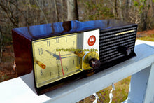 画像をギャラリービューアに読み込む, SOLD! - May 14, 2018 - IMMACULATE Espresso Bi-level Retro Jetsons 1957 Motorola 57CD Tube AM Clock Radio Pristine! - [product_type} - Motorola - Retro Radio Farm