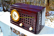Charger l&#39;image dans la galerie, SOLD! - Oct 20, 2018 - Merrimack Brown Art Deco Post War 1949 Telechron Model 8H59 Tube AM Clock Radio Totally Restored! - [product_type} - Telechron - Retro Radio Farm