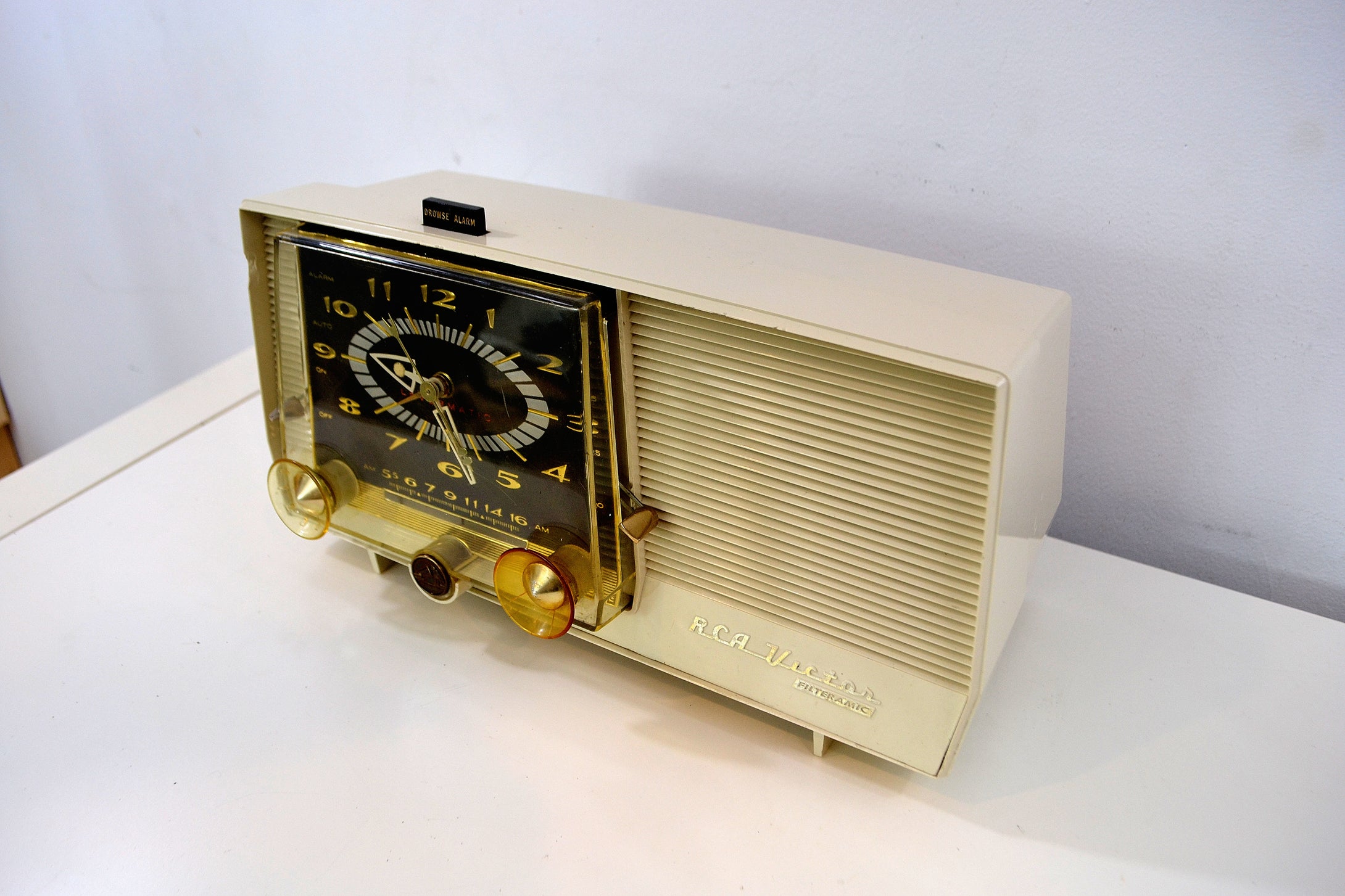 SOLD! - July 8, 2019 - Cream Vintage 1959 RCA Victor C-4E AM Clock Tube Radio - [product_type} - RCA Victor - Retro Radio Farm