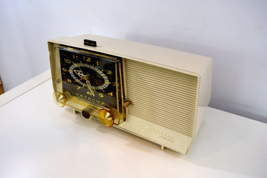 売れました！ - 2019 年 7 月 8 日 - クリーム ヴィンテージ 1959 RCA Victor C-4E AM クロック チューブ ラジオ