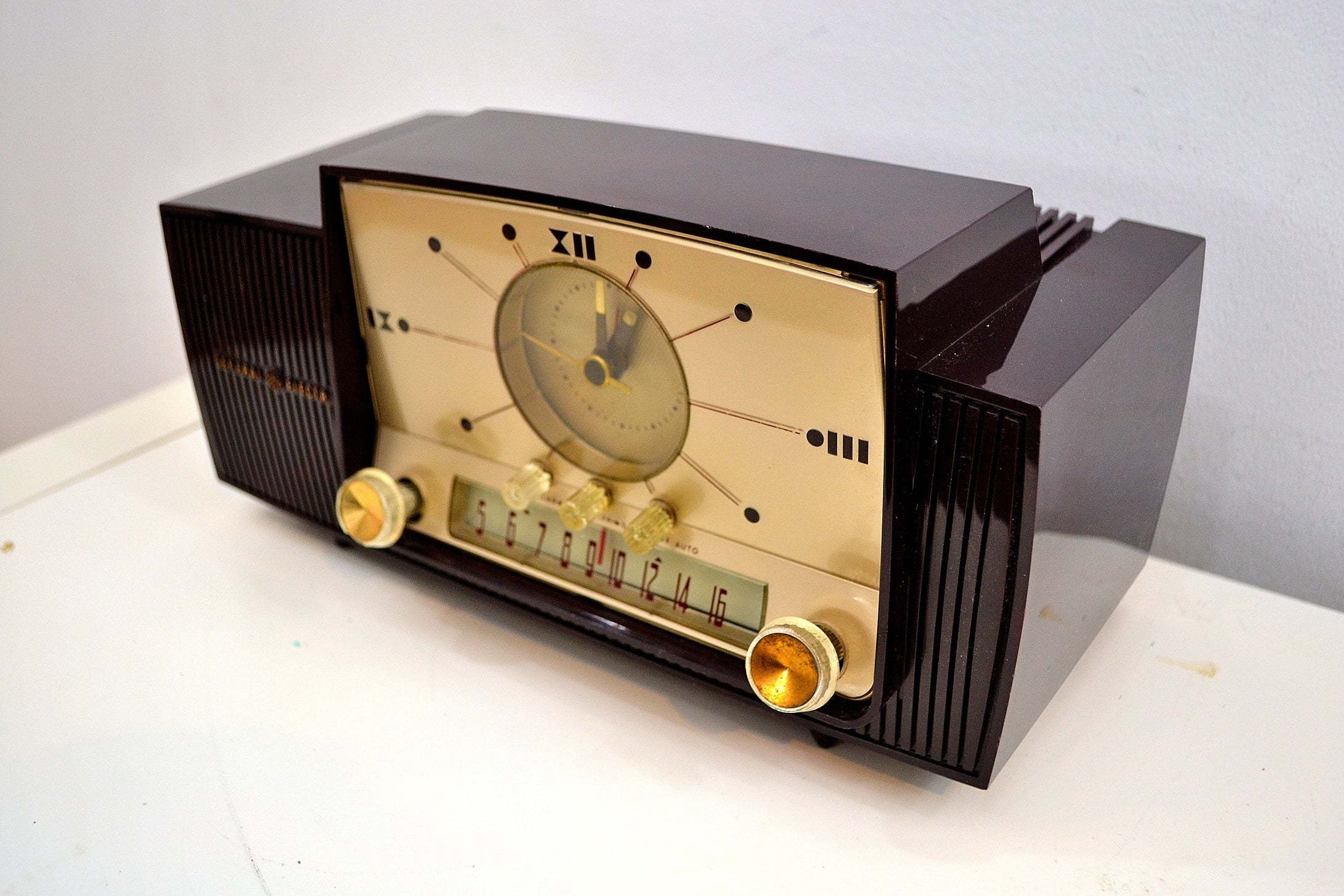 SOLD! - Mar 3, 2020 - Burgundy Brown 1957 General Electric Model 912 Vacuum Tube AM Clock Radio Solid Player Lovely Swirl! - [product_type} - General Electric - Retro Radio Farm