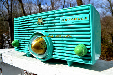 売れました！ - 2018 年 8 月 28 日 - ターコイズ ミッドセンチュリー レトロ Jetsons 1957 Motorola 56H タービン管 AM ラジオは動作し、見た目も素晴らしいです。