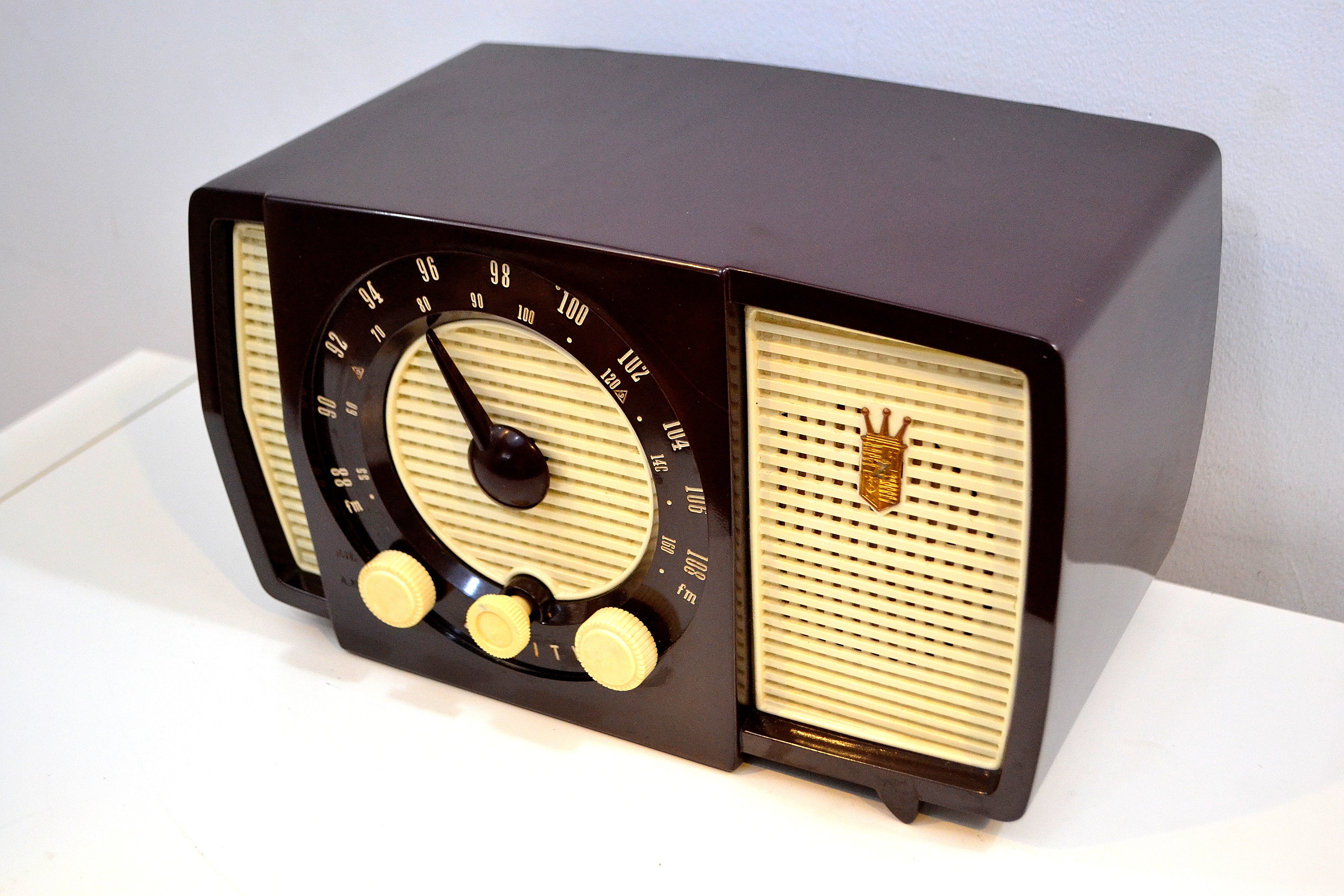 Savanna Brown and White 1955 Zenith Y723 AM/FM Tube Radio Gorgeous