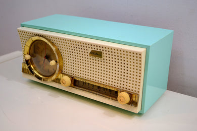 スカイミスト ブルー ターコイズ 1959 Truetone D2801 真空管 AM クロック ラジオ ダッシュボードを正面から見てください。