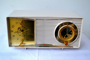 White Linen Beige 1963 Motorola Model C9P1-2 Tube AM Clock Radio Excellent Player! - [product_type} - Motorola - Retro Radio Farm