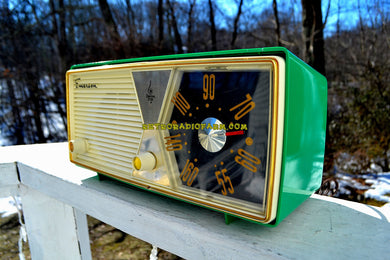 売れました！ - 2018 年 6 月 23 日 - シャムロック グリーン 1956 エマーソン モデル 876B 真空管 AM ラジオ ミッドセンチュリー レア カラー サウンドは素晴らしいです。