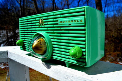 売れました！ - 2018 年 9 月 16 日 - シーフォーム グリーン ミッドセンチュリー レトロ Jetsons 1957 Motorola 56H タービン管 AM ラジオは素晴らしい動作をします。