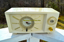 Charger l&#39;image dans la galerie, SOLD! - July 21, 2018 - BLUETOOTH MP3 UPGRADE ADDED - SNOW WHITE Mid Century Retro 1959 Westinghouse Model H816L5 Tube AM Clock Radio Totally Restored! - [product_type} - Westinghouse - Retro Radio Farm