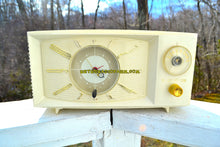 画像をギャラリービューアに読み込む, SOLD! - July 21, 2018 - BLUETOOTH MP3 UPGRADE ADDED - SNOW WHITE Mid Century Retro 1959 Westinghouse Model H816L5 Tube AM Clock Radio Totally Restored! - [product_type} - Westinghouse - Retro Radio Farm