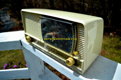 売れました！ - 2018 年 7 月 28 日 - オール アイボリー ミッドセンチュリー レトロ 1956 RCA Victor 9-C-7LE 真空管 AM クロック ラジオ 完全に復元され、素晴らしいサウンドです。