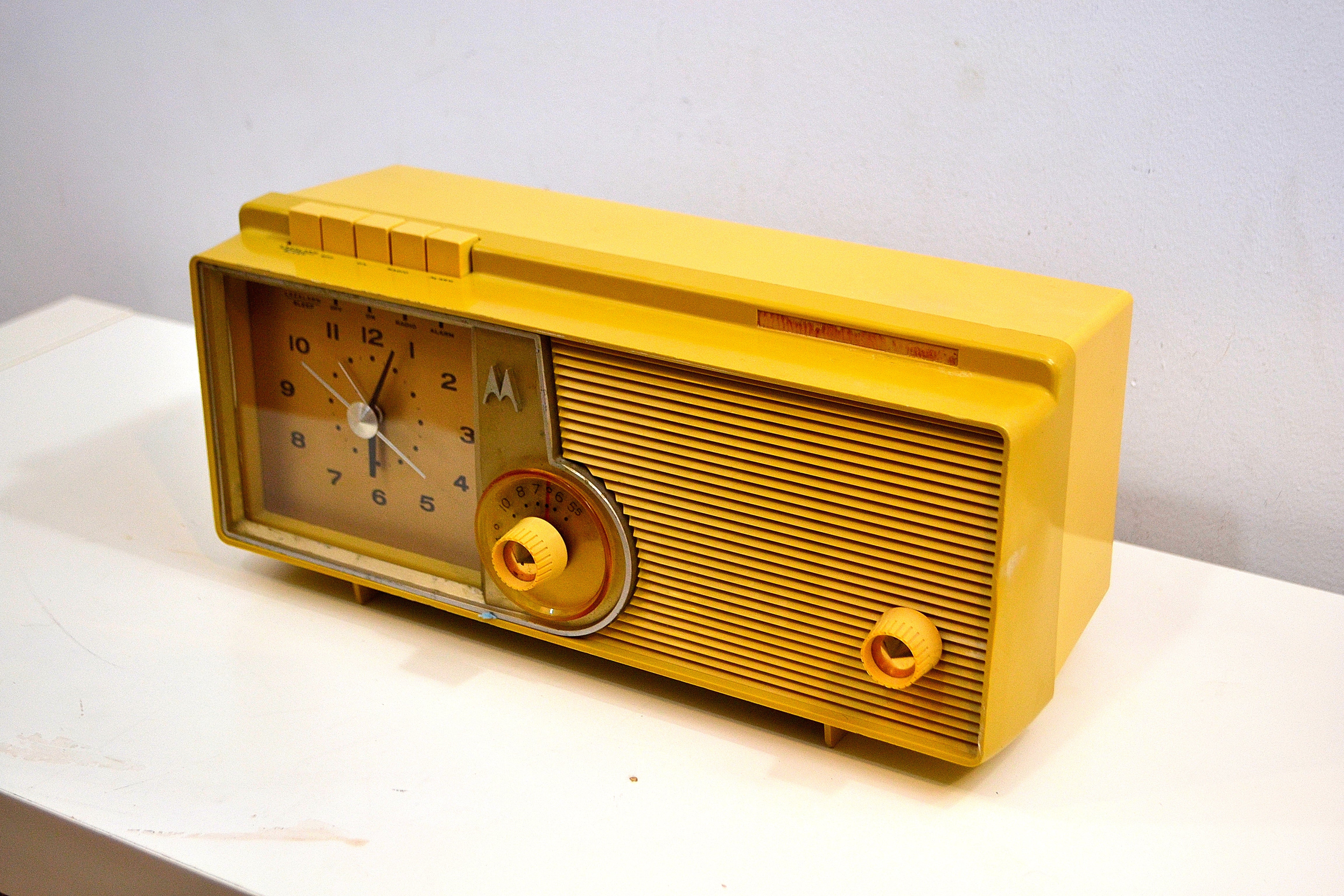 Mustard Gold 1960 Motorola Model C5S42 Vacuum Tube AM Clock Radio